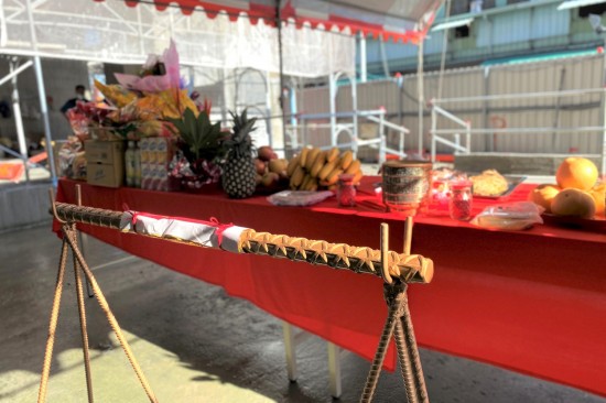 在颱風來臨前夕，新業(yè)擇一天太陽露臉的好日子，於吉時舉行【新業(yè)自由居】上樑儀式。