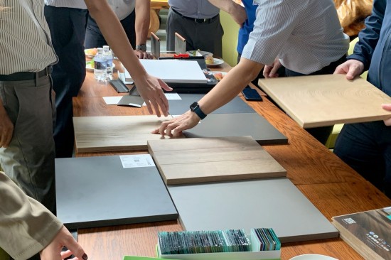 輕觸板材的材質(zhì)質(zhì)地，觀察設(shè)計調(diào)性、紋路，職人細(xì)細(xì)琢磨，以講究打造生活，成為職人選品的千種理由。