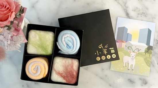 羊毛皂由小羊苗庇護(hù)工場內(nèi)的身心障礙員工獨(dú)立完成，作畫般揮灑而成的創(chuàng)意，絲絲羊毛如一抹夕陽雲(yún)彩般的色調(diào)。