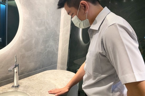 生活質感需要細細品味，輕觸材質質地，觀察設計調性、紋路，職人細細琢磨，以講究打造生活，感受肌膚觸感最佳的質地。