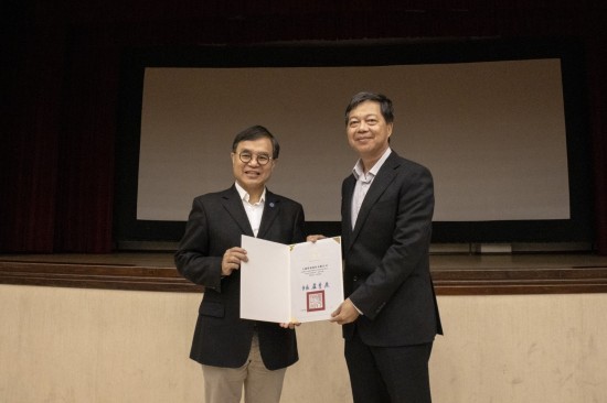 新業(yè)築願景工地能出一份心力，臺中市府也表達感恩之意，致贈感謝狀。(圖右為大砌營造簡福榮總經(jīng)理)