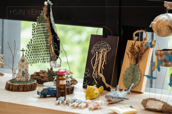 那些在海上漂流的浮木、浮球、漁網(wǎng)等等的海洋廢棄物，只要加上一點(diǎn)巧思就能製成創(chuàng)意支架、精美的吊牌、小巧精緻的美麗花器及更多更美麗的海廢作品，藉著老師的雙手，給予了這些海廢品全新的面貌。