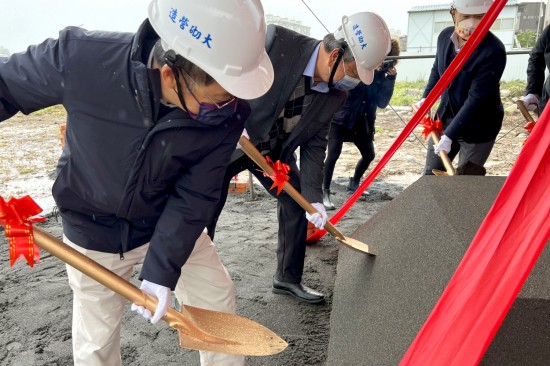 新業(yè)建設(shè) 穆椿松名譽董事長(左二)、卓勝隆董事長(左一)帶領(lǐng)新業(yè)團隊，齊心共喊「開工大吉」。以金鏟鏟起沙堆，象徵工程進度平安順利，新業(yè)重視每個新案的起頭，勤懇踏實地為未來種下一個成家夢。