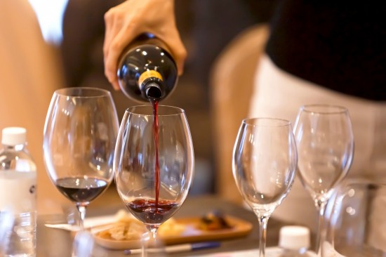 源自於墨西哥海岸的暖洋，繞過半個地球來到另一端北緯45度，灌溉大地，化作經(jīng)典的杯中佳釀。而歷史上女爵的聯(lián)姻、日不落帝國的發(fā)揚，讓波爾多紅酒登場之後，成為千年不滅的網(wǎng)紅，聞名遐邇。