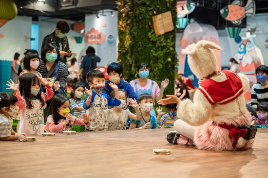 跟著音符動起來，感受旋律的擺動，2022新業(yè)童話節(jié)，開啟了一場奇妙森林裡的音樂派對。