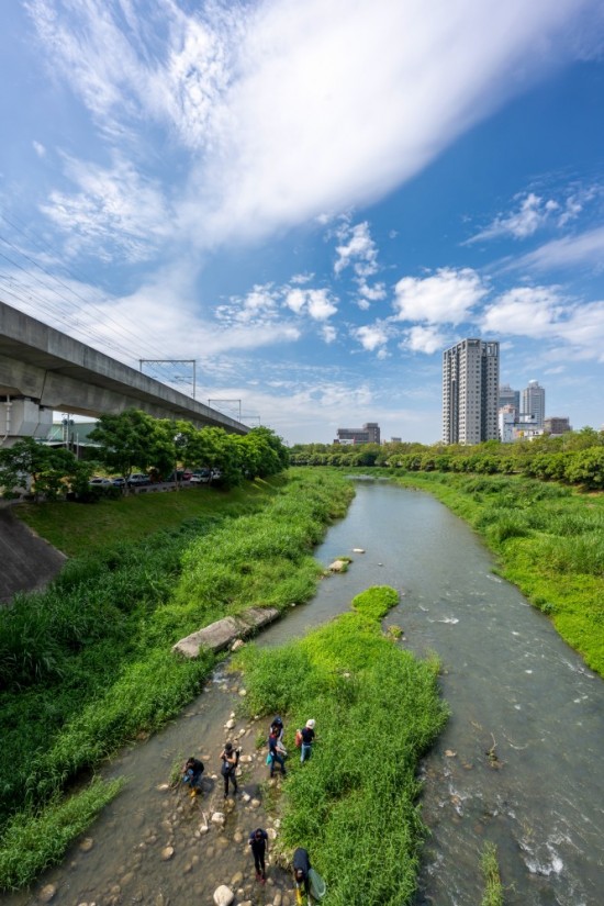 河流孕育人文，淵源流長的筏子溪，過去主要提供臺中五大圳的灌溉，少了三面光的水泥化人為整治，回到原始自然生態(tài)的共存模式，藍天與綠意相佐為美麗風(fēng)景。