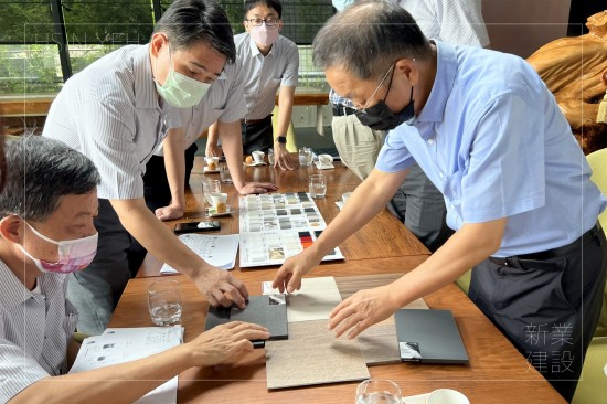 新業(yè)職人近乎苛求的眼光一一品鑑，廚具板材的各項(xiàng)細(xì)節(jié)，除了材質(zhì)優(yōu)劣判斷，更需要統(tǒng)整美感趨勢(shì)，平衡美觀與實(shí)用性。（圖右為卓勝隆董事長(zhǎng)、圖左一為簡(jiǎn)福榮總經(jīng)理、圖左二為邱正光副總經(jīng)理）