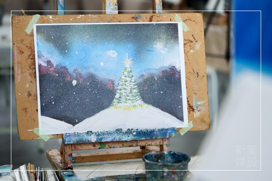 暖陽(yáng)映照，相聚於此，12月初與家族來(lái)場(chǎng)畫(huà)布裡的聖誕，提前感受節(jié)日氛圍，繪出屬於自己獨(dú)特的聖誕禮物。