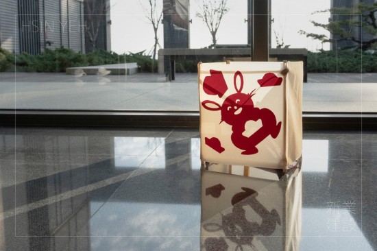 以剪紙裝飾燈籠，是古人對照明的創(chuàng)意，在白日陽光穿透鏤空處，與光影共舞，也
別有一番風(fēng)味。