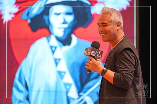 首位躍上國際藝壇，阿美族藝術(shù)家—花蓮玉里馬泰林部落 ＃優(yōu)席夫，定居於英國愛丁堡，於倫敦、紐約、柏林畫廊與各大藝術(shù)節(jié)皆可見他的作品，作品用色大膽、主題鮮明，充滿強(qiáng)烈的視覺張力，來自細(xì)緻的文化底蘊(yùn)。