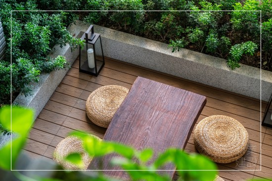 新業(yè)為城市築起一座森鄰，四季合院以四季為設(shè)計(jì)主題的露臺(tái)，不同的主題造景與高度視野，創(chuàng)造各具特色的空間感受，歡迎住戶走出家門，與鄰里在此一同小歇談心，就像是過(guò)去三合院前的「埕」，總是滿載著人們的笑語(yǔ)，和溫暖人情。