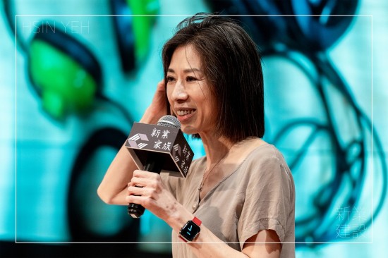 來自風(fēng)潮音樂的自然音樂製作人 ＃吳金黛，她參與製作的專輯曾獲12座金曲獎(jiǎng)肯定，甚至兩度入圍美國葛萊美獎(jiǎng)，引領(lǐng)臺(tái)灣「聆聽大自然聲音」的熱潮，致力於傳統(tǒng)音樂的保存與活化。