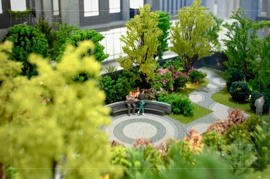 流動(dòng)的日光綠蔭，一雙人影穿越其中，沉浸在綠意、恣意悠遊，是放鬆且愜意的好日子。