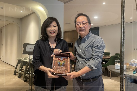設(shè)計(jì)觀摩日，感謝同業(yè)的交流與分享，每場參訪尾聲，致上滿滿感謝並贈予紀(jì)念獎盃。
新業(yè)建設(shè)董事長卓勝隆(右一)與龍寶建設(shè)董座張麗莉(左一)
