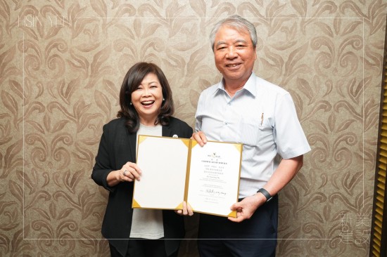 新業(yè)建設(shè) 創(chuàng)辦人–穆椿松先生(右一) 受邀擔(dān)任2024國家卓越建設(shè)獎(jiǎng)–最佳社會(huì)住宅類評(píng)審委員，與 中華民國不動(dòng)產(chǎn)協(xié)進(jìn)會(huì) 理事長(zhǎng)–張麗莉 (左一)合影。