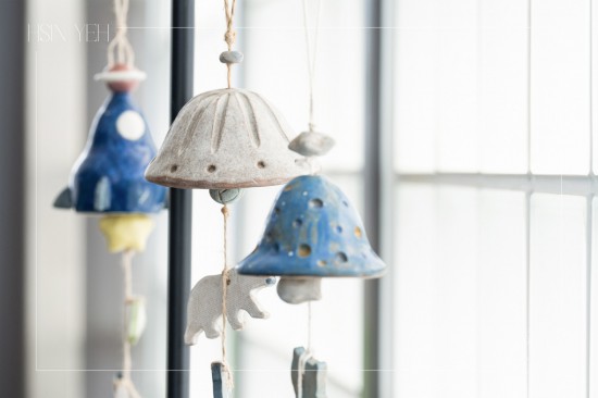 夏日屋簷下懸掛一只陶風(fēng)鈴，隨風(fēng)吹拂，清脆聲響，乘載祝福，將這只溫潤(rùn)陶藝，化為日常裡一抹愜意風(fēng)景，細(xì)數(shù)夏日慢時(shí)光。
