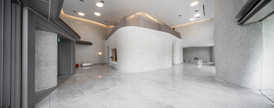 新業(yè)觀峰大廳，將曲牆、曲柱的元素揉入結(jié)構體