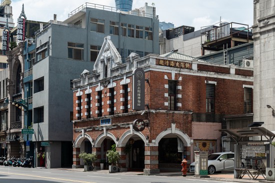 臺(tái)灣太陽(yáng)餅博物館 傳承太陽(yáng)餅發(fā)明人-魏清海老師傅，三代手藝的純正好滋味，將在佳節(jié)前夕為新業(yè)住戶增添另一份手作溫度。