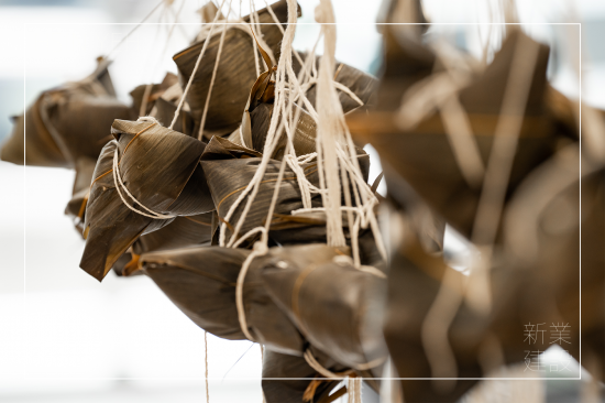 五月五，過端午，一串串的粽子，來自新業(yè)各部門同仁的雙手，上百顆的暖暖心意，全數(shù)捐給 ＃甘霖基金會(huì) 。