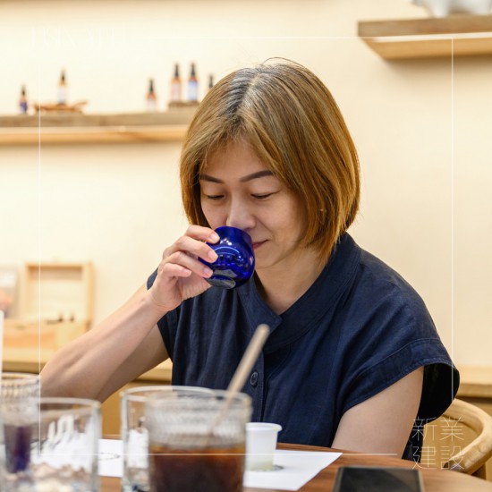 藉由手的溫度溫杯並輕輕搖晃，細(xì)聞橄欖油的果香味，含一口在口中，細(xì)品天然橄欖油所具備的果香味、苦味以及辣味。