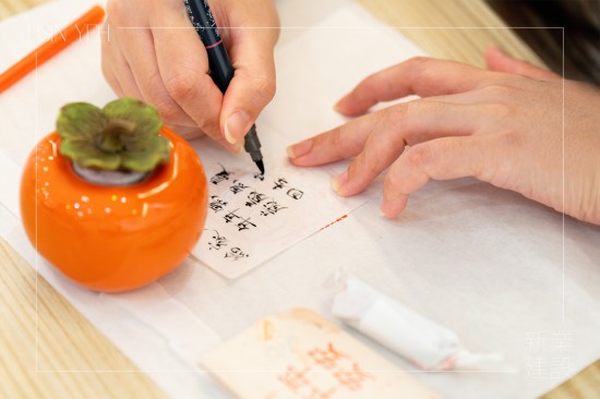 字字句句寫下對家人、好友，或是自己的祝福，將所有的美好封存在此刻，為生活留下印記，增添另一份溫度的回憶。