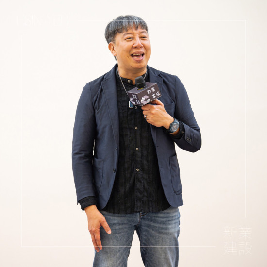 歐耶老師用說(shuō)故事、演喜劇、辦講座等形式，將即興的快樂(lè)感動(dòng)傳遞給更多人，讓大家在笑聲中，找回愛(ài)自己的能力。