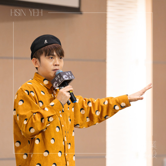 喜劇、脫口秀演員－黃豪平，從模仿出道到接下主持棒，不再只是模仿別人的聲音，而是讓人聽(tīng)見(jiàn)他的聲音，用流暢的口條及機(jī)智的反應(yīng)，搭起屬於自己的舞臺(tái)。