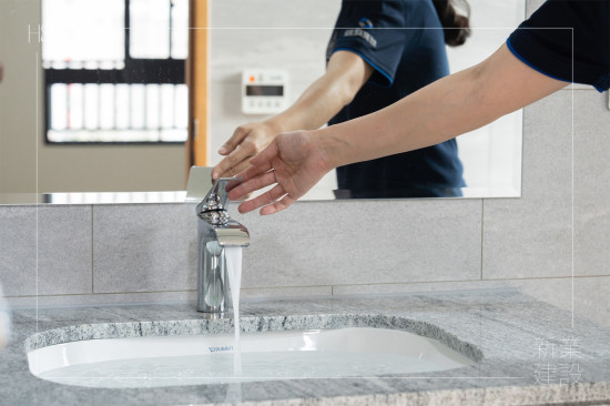 驗屋環(huán)節(jié)DNA-將水裝滿下嵌式面盆，測試面盆周邊接縫處及下方排水管路，是否有滲漏的現(xiàn)象發(fā)生。