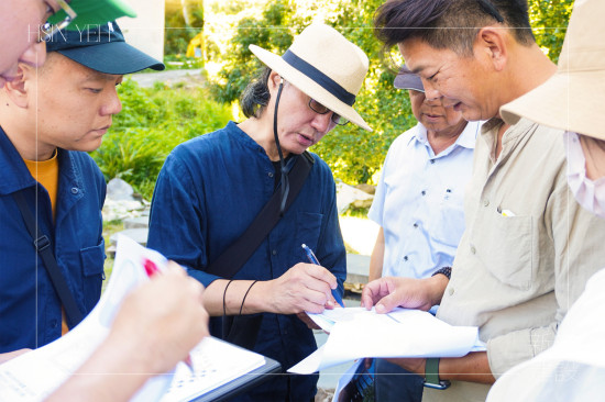 楊家凱建築師(圖中)與新業(yè)建築團隊、景觀設計團隊，親自到南投、彰化挑選適合的景石與樹種。