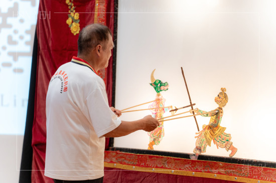 邀請來自高雄–東華皮影劇團，敘說家傳七代百年傳承文化，期盼傳遞無形文化資產(chǎn)。(圖中為張榑國團長)