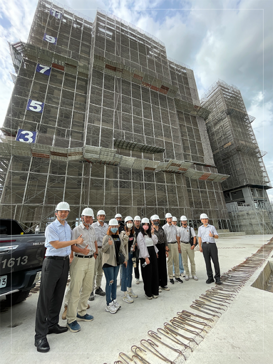 盛夏七月實(shí)際到工地場(chǎng)勘，了解新業(yè)秉持安全、品質(zhì)第一，紮穩(wěn)每個(gè)馬步，感恩住戶將〝家〞託付給新業(yè)。(圖為 臺(tái)中十四期-大塊森濤工地)