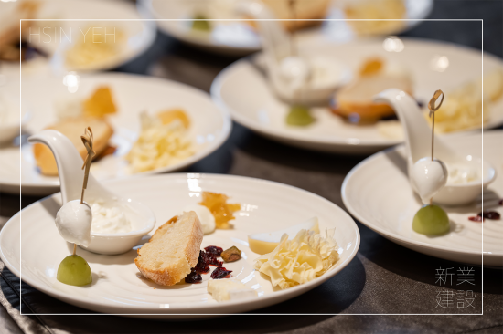 品嚐7款乳酪，從清新到濃郁，風(fēng)味層次變化，分享臺灣在地新鮮乳酪與熟成乳酪的差別，並搭配佐料，提升食物的口感風(fēng)味。