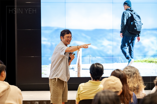 誤打誤撞，踏上郵務(wù)人生的差差，八年前無心插柳的照片卻意外在網(wǎng)上爆紅，超過萬人透過他的鏡頭，追蹤著他所看見的臺南。