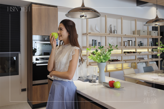 開放式中島（kitchen island）設(shè)計(jì)，善用廚房空間，高度、檯面及插孔的客製化選擇，讓廚房操作起來更加便利時(shí)尚。