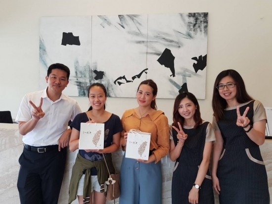 插畫家 邱馨怡 Cinyee Chiu (左二)與妹妹(左三)前來分享『新業(yè)， 一畝田』之喜悅。
