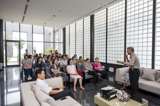 透著整面落地窗灑落的午後煦陽，調(diào)和出明亮舒適的採光，一覽無遺的景致讓人感到身心靈的放鬆