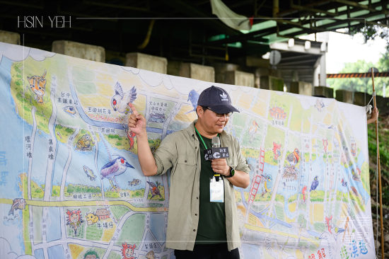 由荒野志工開場，講解筏子溪多元豐富的生態(tài)，用可愛繪圖的方式讓大朋友小朋友聽得意猶未盡。
