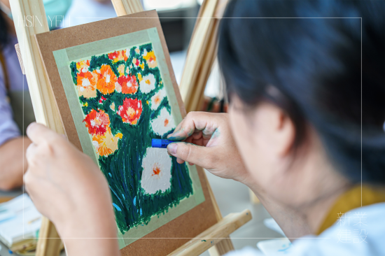 搭配不同顏色和軟硬度的油畫棒，可以創(chuàng)造出立體感和紋理肌理感，看似油畫的厚塗立體，描繪著花草的一動一靜，彷彿頃刻間漫步在花草叢中。