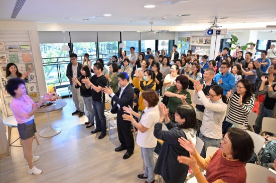 「左拍拍、右拍拍…」這樣的拍手操有助於預(yù)防失智癥，下次遇到值得開心與肯定的事，記得不吝借出您的雙手喔！