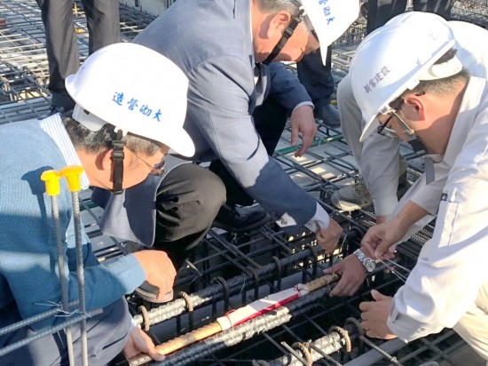 由新業(yè)建設(shè)榮譽(yù)董事長(zhǎng)穆椿松(中)與卓勝隆董事長(zhǎng)(左)代表新業(yè)全體同仁，見(jiàn)證並親自執(zhí)行這重要的一刻！