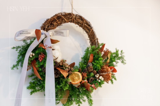 聖誕花圈也稱為『待降花圈』，在拉丁文中是『來臨』的意思，象徵永恆的生命與期望，更是一份承載許多美好寓意的祝福。