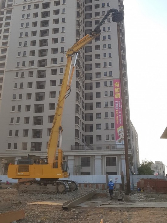 正式開(kāi)挖前，工程人員先將鋼軌樁一個(gè)個(gè)立正站好，為之後的工程起到擋土的作用。