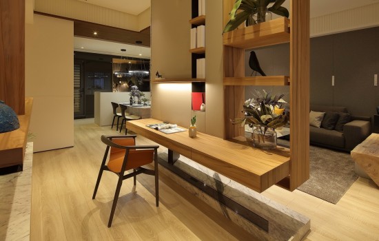 家的一體兩面，動(dòng)與靜的需求都適得其所。
家人可邊看著節(jié)目，邊在電視牆前分享彼此觀點(diǎn)；而當(dāng)話語(yǔ)漸歇，偏愛安靜的家人，在牆?rùn)櫟牧硪粋?cè)就著光與書，即可輕易走入自我對(duì)話的世界。