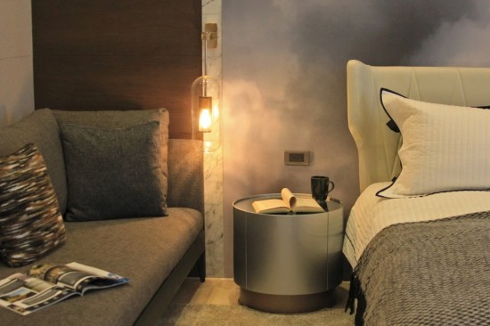 點上一盞小燈，書頁上的一字一句就這麼被染黃，讓小說裡的情節(jié)伴你入眠。