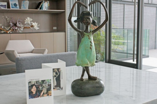 108年度張老師基金會授證的「心手相連」藝術(shù)品，期盼透過一個人接著一個人，薪火相傳之餘，也將這份公益的熱情與愛，不斷持續(xù)。