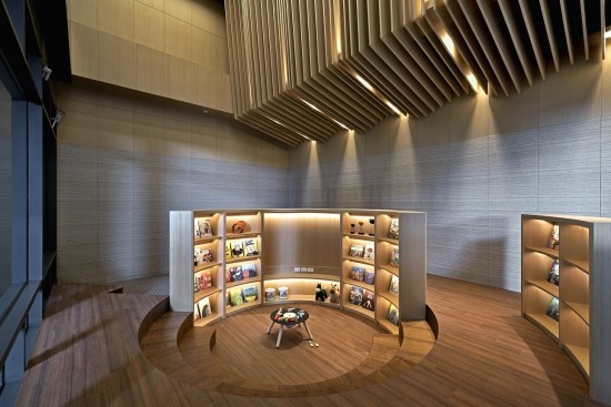 「新業(yè)宜家」兒童遊戲室是由同心圓匯聚而成的環(huán)狀走道與空間，特地採挑高六米設(shè)計，打造舒適無壓的遊樂空間，讓人沉浸於親子共讀的溫馨時刻。