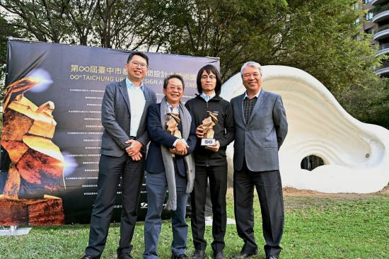 穆椿松榮譽(yù)董事長（圖片右起）、居研所林宜鋒建築師、新業(yè)建設(shè)卓勝隆董事長、居研所蕭智夫建築師，懷抱著這項殊榮，新業(yè)團(tuán)隊會持續(xù)規(guī)畫更多適居好宅，讓經(jīng)典流傳盛放。