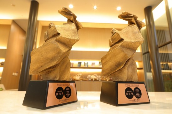 取自大自然媒材，魯班獎(jiǎng)就像書法家在空中揮毫，筆畫凝固定型的過程，每一筆都帶有遒勁的力道。