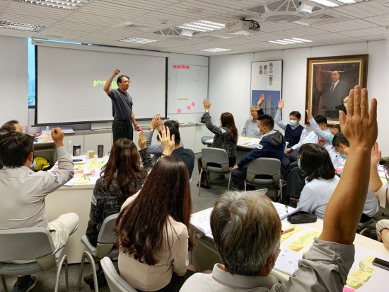 特邀專(zhuān)業(yè)簡(jiǎn)報(bào)力－王永福老師，透過(guò)講師對(duì)於職場(chǎng)簡(jiǎn)報(bào)的深刻見(jiàn)解，讓我們了解到如何在每一次上臺(tái)時(shí)，都能兼顧精采度及專(zhuān)業(yè)度。