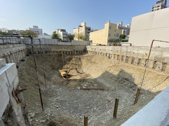 擋土柱穩(wěn)穩(wěn)地紮進(jìn)地面，為基地開挖必要的守護(hù)者。